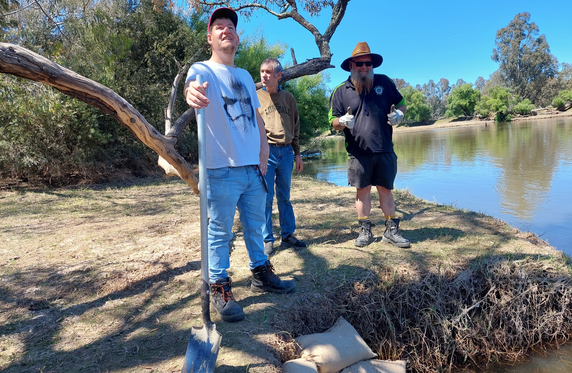 Volunteers tackle flood damage at Waterworks – Parklands Albury Wodonga